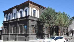 Kars'ta 100 yıllık bina gün yüzüne çıkarıldı