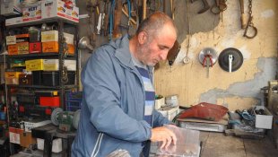 Dışından bakan hurda dükkanı sanıyor, içerisi tarihe açılıyor