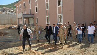 Vali Akbıyık, Şemdinli ve Derecik'te ziyaretlerde bulundu