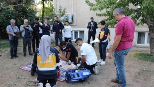 İhbar üzerine gittikleri yerde cansız mankene kalp masajı yaptılar