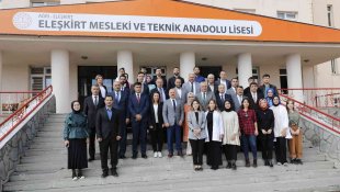 Ağrı Valisi Varol, Eleşkirt Mesleki ve Teknik Anadolu Lisesinde kurulan ekmek fırınını ziyaret etti
