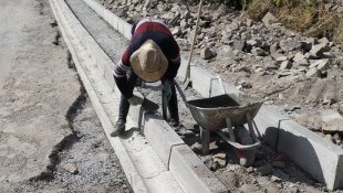 Ardahan Belediye ekiplerinden kaldırım yenileme ve bordür çalışması