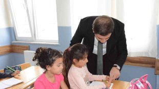 Yedisu'da 431 öğrenciye kırtasiye seti hediye edildi