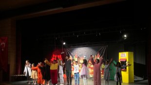 Van Büyükşehir Belediyesi ilkokul öğrencilerini tiyatro ile buluşturuyor