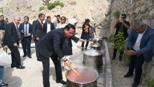 Bakan Yardımcısı Gizligider Hakkari'de üretici kadınlarla salça yaptı