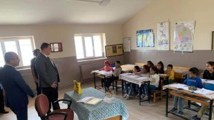 Kaymakam Onur Yılmazer, okullarda incelemede bulundu