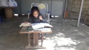 Tavuk ile çocuğun dostluğu gülümsetti