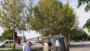 Elazığ'da aydınlatma direğine çarpan otomobil devrildi: 2 yaralı