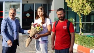 Gümüş madalya kazanan yüzücülere çiçekli karşılama