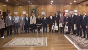 Atatürk Üniversitesi kampüsünde engelsiz üniversite bayrakları dalgalanmaya devam ediyor