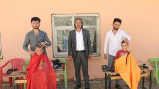 Van'da berber ve kuaförler kırsal kesimlerdeki çocukların saçlarını tıraş edip kırtasiye malzemesi dağıttı