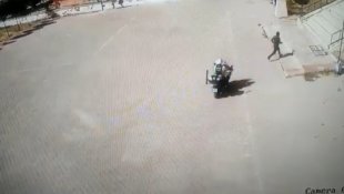 Polis kimliğini unutan 2 vatandaşı sınava yetiştirdi