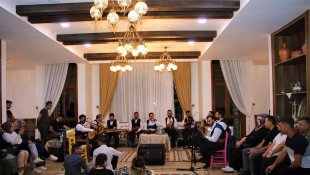 Dinleyenleri mest eden Kürsübaşı, vatandaşlar tarafından yoğun ilgi görüyor