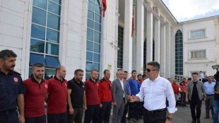 Erzurum Valisi Okay Memiş, deprem bölgesinde