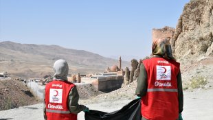 Ağrı'da çevre duyarlılığı için İshak Paşa Sarayı çevresinde temizlik yapıldı