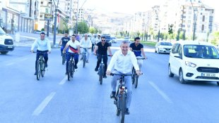 Başkan Çınar, mesaiye bisikletle geldi