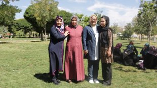 Van'da belediyenin organizasyonuyla 50 bin kadın doğal ve tarihi yerleri gezdi