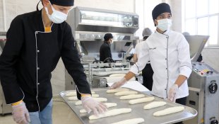 Ağrı'da Mesleki ve Teknik Anadolu Lisesi öğrencileri günde 7 bin ekmek üretiyor