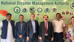 Albayrak Grubu'ndan Pakistanlı selzedelere çadır desteği