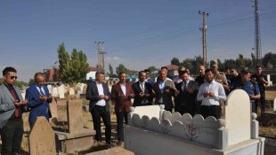 Şehit öğretmenin mezarının yanına bayrak direği dikildi