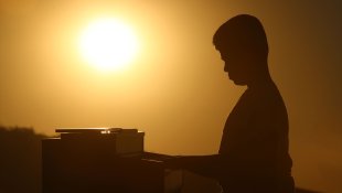 "Kusursuz kulak" Bager, gün batımı ve ay ışığında Beethoven'ın "Ayışığı Sonatı"nı çaldı