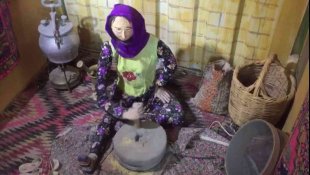 Emekli öğretmen yaptığı minyatürleri evinde sergiliyor