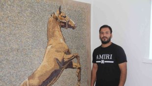 Topladığı atık taşları sanat eserine dönüştürüyor