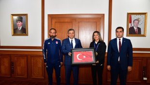 Dünya Kadınlar Boks Şampiyonu sporcuya Vali Şahin'den hediye