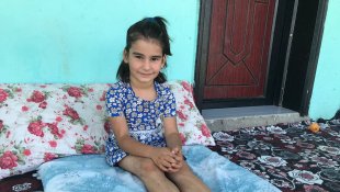 Belden aşağısı tandırda yanan Fatmanur, bisiklete binmek ve ayakkabı giymek için yardım bekliyor