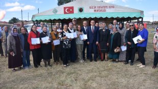 Kars'ın köylerindeki kadınlar tıbbi ve aromatik bitki yetiştiriciliğini öğreniyor