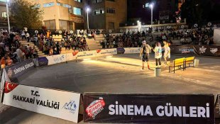 Hakkari'de 'Çiçekli Park' adlı tiyatro oyunu sahnelendi