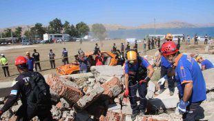 Elazığ'da 345 personelin katıldığı deprem ve yangın tatbikatı nefes kesti