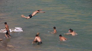 Zap Nehri'nde yüzme keyfi