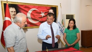 Başkan Gürkan'a kılıç hediyesi