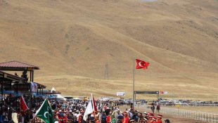 Rahvan at yarışları nefes kesti