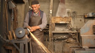 Ailenin son demirci ustası yaşına rağmen ata mesleğinden kopamıyor