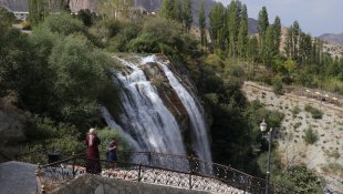 Tortum Şelalesi'nde sonbahar mevsiminde hafta sonu yoğunluğu