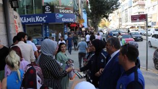 Van Büyükşehir zabıtası esnaf ve vatandaşlara karanfil dağıttı