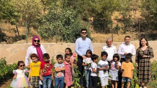 Çukurcalı öğrenciler elleriyle yetiştirdikleri ürünleri topladı