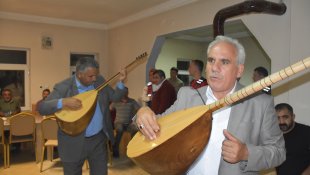 Karslı aşıklar köydeki erkekleri kadına yönelik şiddete karşı atışmayla uyardı