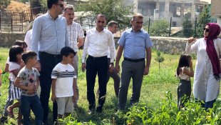 Kaymakam Kurt, öğrencilerle uygulama bahçesinde ürün topladı