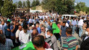 Sivas'ta kamyon ile minibüsün çarpışması sonucu ölenlerden 3'ünün cenazesi defnedildi