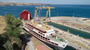 "Yüzen otel"e dönüştürülen feribot, Van Gölü'nde turizmi canlandıracak