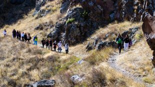 Dağcılar Ardahan'da kanyonun zirvesindeki 'Şeytan Kalesi'ne yürüdü