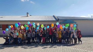 Bileklik tasarladı çocuklara hediye ettiler