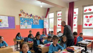 Öğretmen baba, müdür yardımcısı kızı ile aynı okulda görev yapıyor