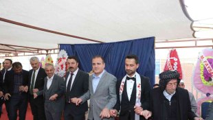 Vali Akbıyık, Kaya ailesinin düğün töreninde halay çekti