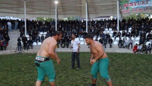 Erzurum'da 'Uzundere Karakucak Güreşleri' nefes kesti