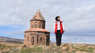 "Damla Projesi"yle Kars'a gelen öğrenciler gönüllere dokunup Ani'yi gezdi