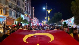 Şemdinli'de metrelerce uzunluğunda Türk Bayrağı Cumhuriyet bayramı için açıldı
